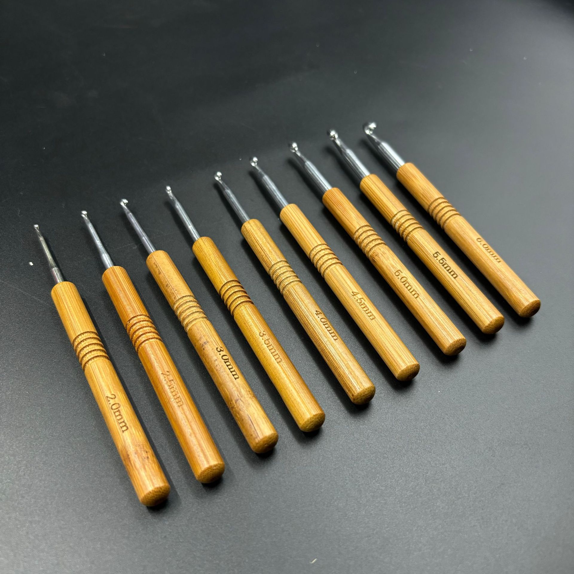 대나무 손잡이가 달린 인체공학적 디자인의 크로셰 바늘  - Wooden Crochet Hooks Ergonomic Handle 리뷰 및 가격